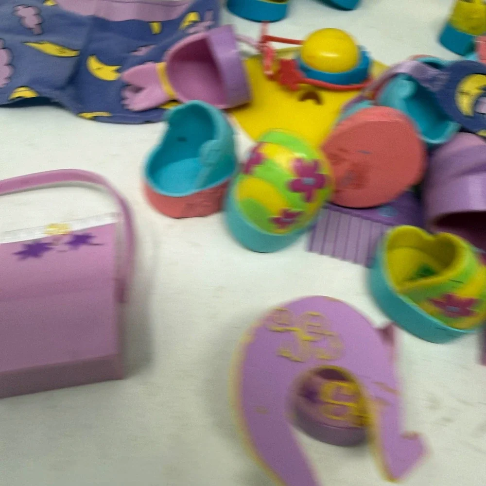 VTG Funrise Sassy Stable Horse and Accessories Lot Tan Purple Blue Yellow